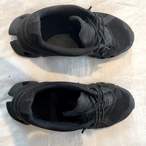 On Cloud Women Size 6.  Used but great condition.